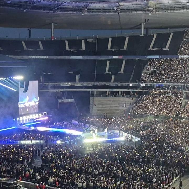 <p>Konser ini menjadi momen nostalgia Gracia sebagai penggemar. Ia ternyata sudah cukup lama menunggu momen konser BIGBANG ini, Bunda. "Konser kmrn bener2 bikin <em>happy</em>, ketawa2 inget masa2 itu, sedih karena udh bertahun2 nungguin mereka konser akhirnya konser lagi walaupun cuma ber 3 mereka tetep kueeeerennnnn pwooolllll," ungkap Bunda dua anak ini. (Foto: Instagram @graciaz14)</p>