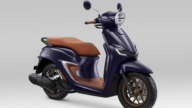 Penyegaran Honda Stylo 160 pada Rabu (23/9/2026), sekarang punya pilihan warna Royal Violet untuk varian ABS dan Glam Gray buat varian CBS.