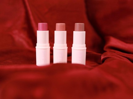 5 Rekomendasi Blush On Stick Terbaik untuk Bikin Pipi Merona Natural dan Fresh