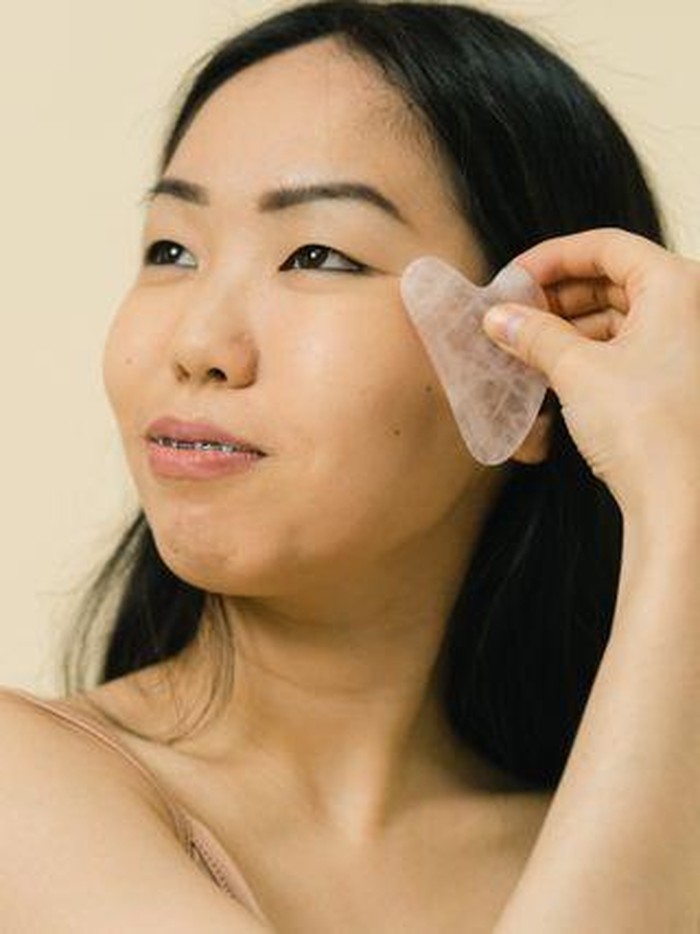 Pijat wajah secara lembut dapat membantu mengurangi tampilan facial puffiness dan mengencangkan kulit wajah
