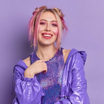 5 Ciri Kepribadian Orang yang Suka Warna Ungu