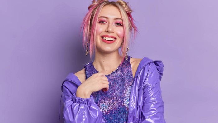 5 Ciri Kepribadian Orang yang Suka Warna Ungu