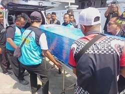 Video: Isak Tangis Sambut Jenazah Korban KM Virgo di Lamongan