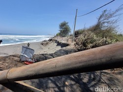 Jalur Alternatif Pantai Cangkring-Tanggultirto Bantul Putus Tergerus Abrasi