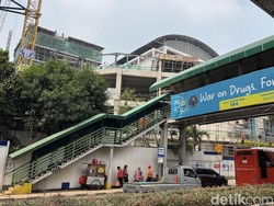 Pelat Besi di Tangga Sempat Hilang, JPO Kyai Maja Jaksel Kini Dibuka Lagi