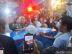 Tangis Keluarga Pecah Saat Jenazah ABK KM Virgo Tiba di Mataram