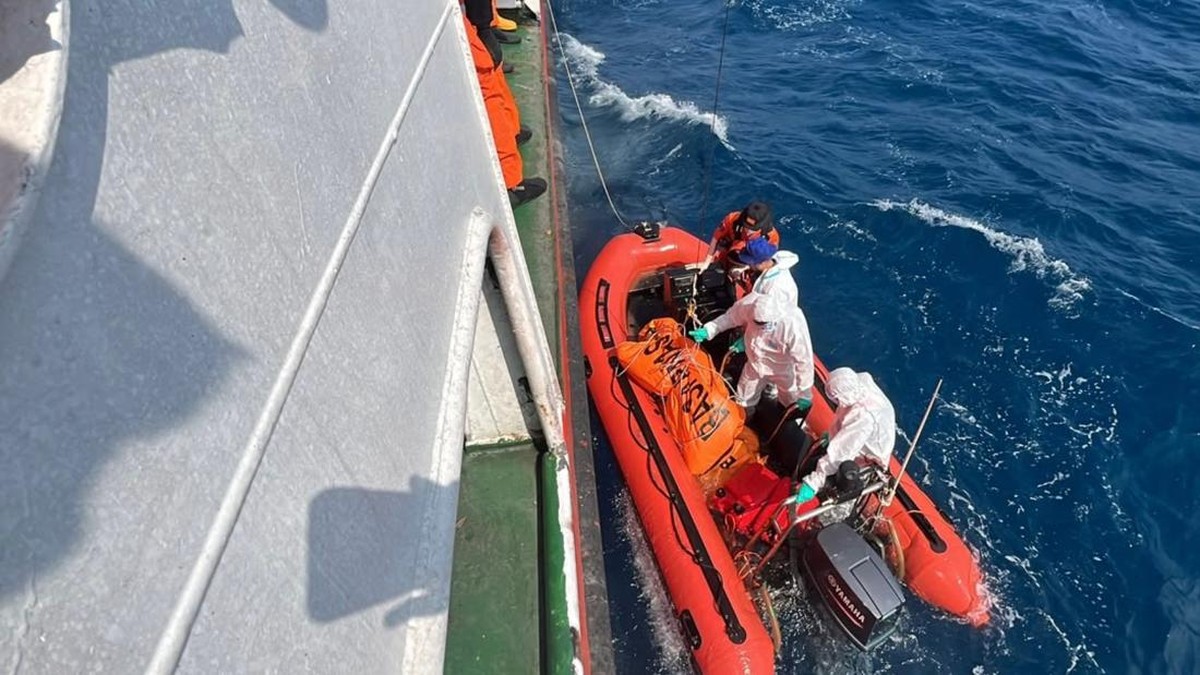 This handout photo taken and released on September 21, 2026 by Indonesia's Search and Rescue Agency (BASARNAS) shows search and rescue personnel onboard a small rigid inflatable boat with a body bag containing a victim from the MV Virgo Transport 8,