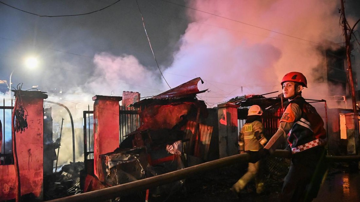 Petugas berupaya memadamkan api saat kebakaran permukiman di kawasan Pasar Kebayoran Lama, Jakarta, Selasa (22/9/2026). Sebanyak 24 unit mobil pemadam beserta 128 personel gabungan dikerahkan untuk memadamkan kebakaran kawasan permukiman penduduk ter