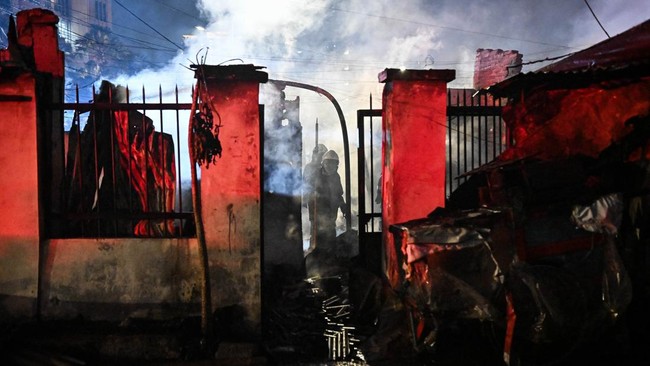 Petugas berupaya memadamkan api saat kebakaran permukiman di kawasan Pasar Kebayoran Lama, Jakarta, Selasa (22/9/2026). Sebanyak 24 unit mobil pemadam beserta 128 personel gabungan dikerahkan untuk memadamkan kebakaran kawasan permukiman penduduk ter