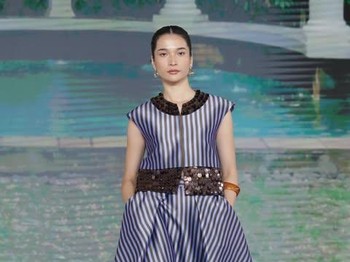 Koleksi yang satu ini cocok dikenakan untuk dinner atau pesta. Atasan tanpa lengan dibuat glamor dengan tambahan ornamen manik-manik yang terlihat mengkilap. Lalu, dipadukan dengan skirt A-line dengan warna senada.&nbsp;(Foto: Dok. Senayan City)