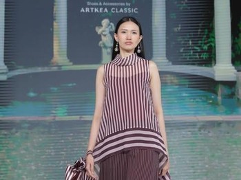 Koleksi Artkea Stripes yang menarik lainnya adalah koleksi berwarna plum ini. Tampak depan, terlihat simple hanya loose pants dan atasan tanpa lengan. Namun sebenarnya, atasan tersebut memiliki ekor panjang. Koleksi ini menampilkan kesan simple, feminin, tapi tetap stand out.&nbsp;(Foto: Dok. Senayan City)
