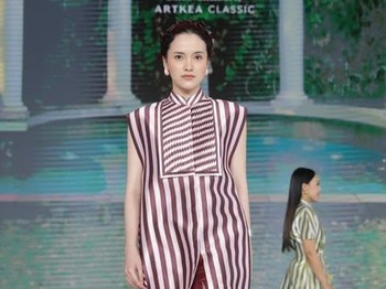 Salah satu koleksinya ini, menampilkan gaya yang lebih simple untuk sehari-hari. Dress berwarna maroon dan putih, dengan potongan lurus di atas lutut. Lalu, dipadukan dengan stocking berwarna senaga yang membuat tampilannya terlihat jenjang, elegan, dan statement.&nbsp;(Foto: Dok. Senayan City)