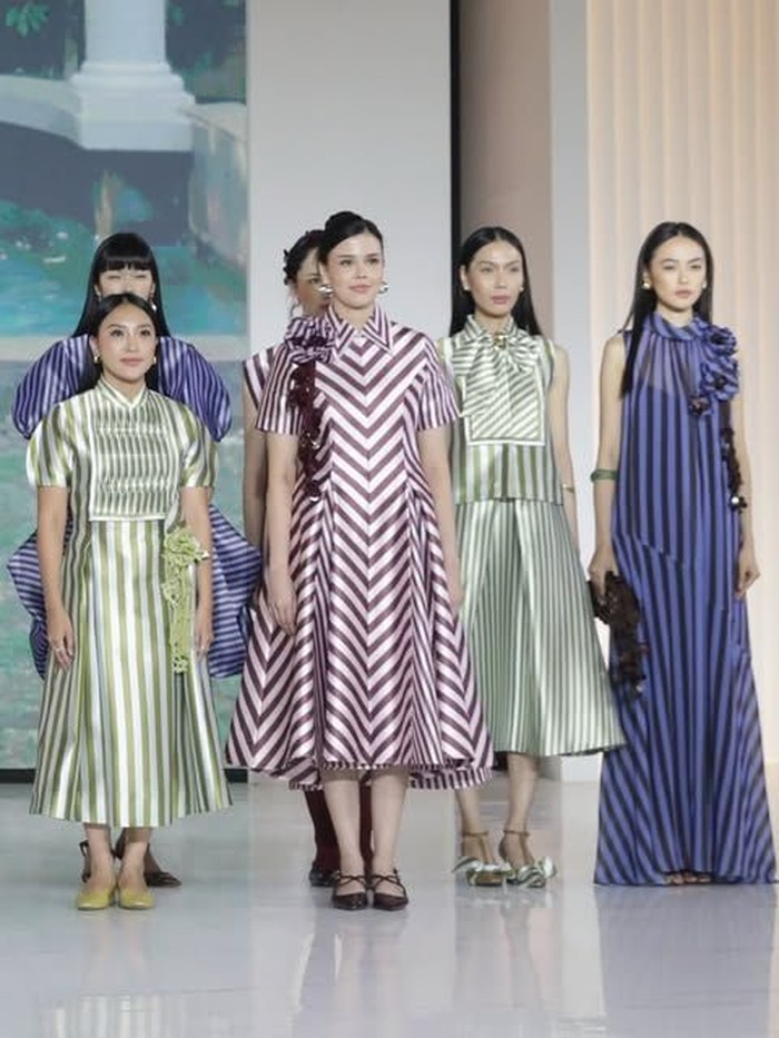Ada 12 looks yang ditampilkan dalam koleksi bertajuk &ldquo;AFTER FIVE&rdquo;. Koleksi tersebut menampilkan sisi unik, bold, dan elegan yang pas dikenakan untuk siang hingga malam. (Foto: Dok. Senayan City)
