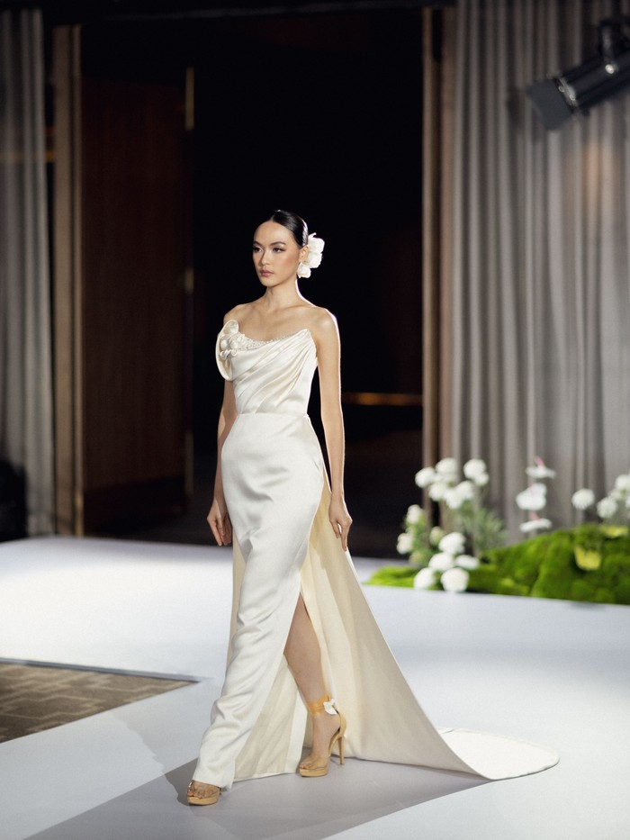 Sebastian dan Cristina membawa kembali romantisme Jazz Age era 1920-an, yang diterjemahkan melalui siluet drop waist, untaian mutiara, serta sentuhan estetika Art Deco. Material yang digunakan mulai dari lace, satin, hingga duchess,&nbsp;lalu dipadukan untuk menghasilkan tekstur dan siluet yang berbeda pada setiap&nbsp;look./ Foto: Dok. Sebastian Sposa