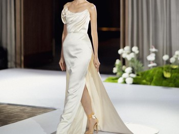 Sebastian dan Cristina membawa kembali romantisme Jazz Age era 1920-an, yang diterjemahkan melalui siluet drop waist, untaian mutiara, serta sentuhan estetika Art Deco. Material yang digunakan mulai dari lace, satin, hingga duchess,&nbsp;lalu dipadukan untuk menghasilkan tekstur dan siluet yang berbeda pada setiap&nbsp;look./ Foto: Dok. Sebastian Sposa