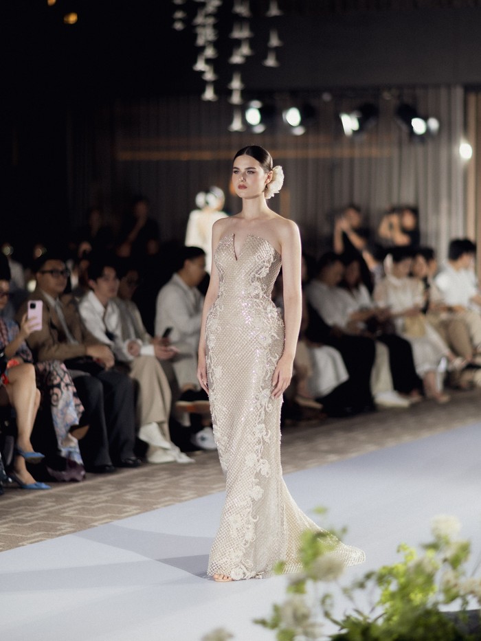 Payet dan embellishment&nbsp;menjadi detail memikat yang&nbsp;memberikan&nbsp;kilau pada palet warna yang tak terbatas pada putih saja, tapi juga&nbsp;cream, nude, hingga champagne. Aplikasi bunga juga ditempatkan pada beberapa busana untuk menghadirkan sentuhan feminin dan romantis./ Foto: Dok. Sebastian Sposa