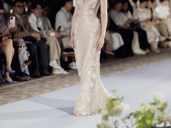 Payet dan embellishment&nbsp;menjadi detail memikat yang&nbsp;memberikan&nbsp;kilau pada palet warna yang tak terbatas pada putih saja, tapi juga&nbsp;cream, nude, hingga champagne. Aplikasi bunga juga ditempatkan pada beberapa busana untuk menghadirkan sentuhan feminin dan romantis./ Foto: Dok. Sebastian Sposa