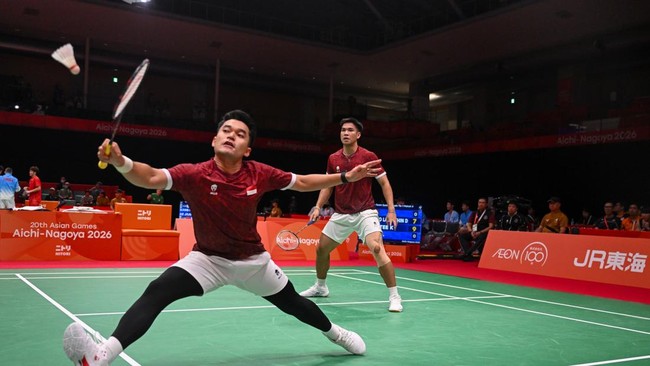 Pebulu tangkis ganda putra Indonesia Leo Rolly Carnando (kiri) dan Daniel Marthin (kanan) mengembalikan kok ke arah pebulu tangkis putra Malaysia Aaron Chia dan Tee Kai Wun pada babak perempat final beregu Asian Games Aichi Nagoya 2026 di Ichinomiya 