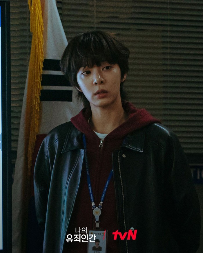 Menariknya, kali ini Seol In Ah tampil beda dengan potongan rambut cepak demi memerankan seorang detektif bernama Kang Jae Hee, yang menyamar sebagai pria./ Foto: instagram.com/tvn_drama