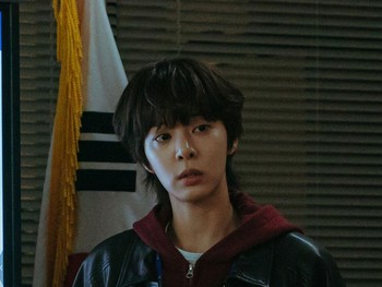 Menariknya, kali ini Seol In Ah tampil beda dengan potongan rambut cepak demi memerankan seorang detektif bernama Kang Jae Hee, yang menyamar sebagai pria./ Foto: instagram.com/tvn_drama