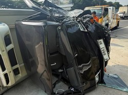 Mobil Boks Terguling Usai Tabrak Minibus di Tol Jagorawi, Sopir Terluka
