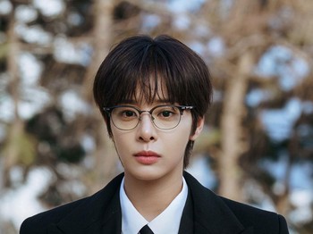 Nantinya, Jae Hee akan menyamar sebagai pria agar bisa menjadi sekretari pribadi Yoon Yi Jun (Im Si Wan), chaebol generasi ketiga yang tengah ia diselidiki karena kasus pembunuhan./ Foto: instagram.com/tvn_drama