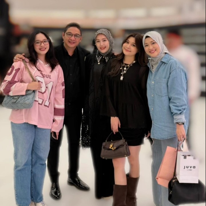 <p>Momen tersebut turut dibagikan sang Bunda yang hadir bersama Pasha Ungu dan Adelia Wilhelmina melalui video yang diunggah di akun Instagram pribadinya. &ldquo;Dukung gadis kecilku <em>@nasha.anayaa runaway</em> di <em>fashion nation</em> Senayan City bersama <em>@gadismagz,</em>&rdquo; tulis Oki, dikutip dari laman Instagram <em>@okieagustina_,</em> Rabu (23/9/2026).&nbsp;(Foto: Instagram @okieagustina_)</p>