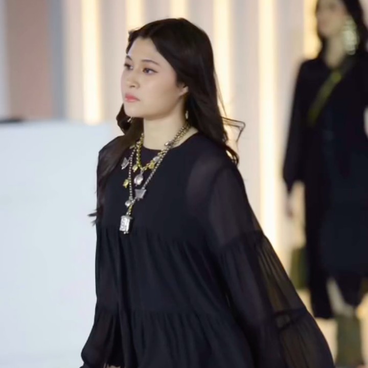 <p>Baru-baru ini, Nasha kembali mencuri perhatian publik lewat kemampuannya di dunia <em>modelling</em>. Ia mendapat kesempatan menjajal panggung runaway dalam acara Fashion Nation di Senayan City pada Minggu (20/9/2026) (Foto: Instagram @okieagustina_)</p>