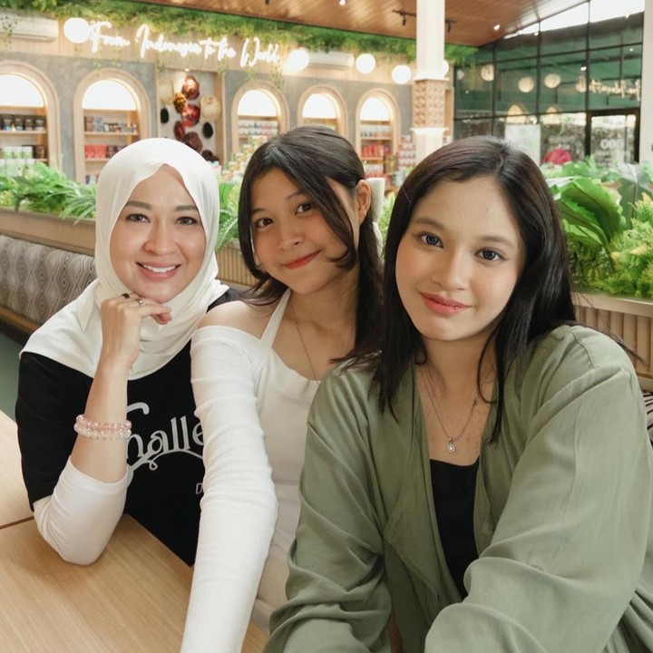 <p>Kehidupan anak artis Tanah Air tampaknya tak pernah lepas dari sorotan. Begitu juga dengan Nasha Ayana dan Shakiena Azalea, putri Oki Agustina dari pernikahannya dengan Pasha Ungu. (Foto: Instagram @okieagustina_)</p>