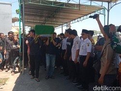 Ayah Korban Kapal Virgo Asal Klaten Syok Saat Pemakaman Anaknya