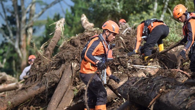 Tim SAR gabungan melakukan pencarian korban banjir bandang di Arosuka, Solok, Sumatera Barat, Rabu (23/9/2026).