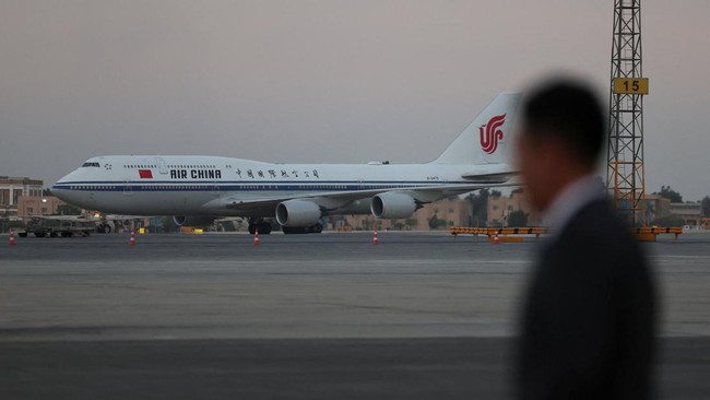 A plane carrying Chinese President Xi Jinping arrives at Cairo International Airport for his official visit to Egypt, which is his first state visit to the country in 10 years, in Cairo, Egypt, September 1, 2026. REUTERS/Mohamed Abd El Ghany/Pool
