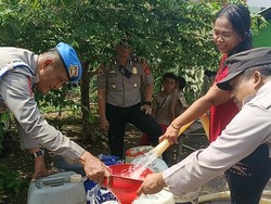 Polda Sumsel Salurkan 7.000 Liter Air Bersih untuk Warga Desa Lumpatan II