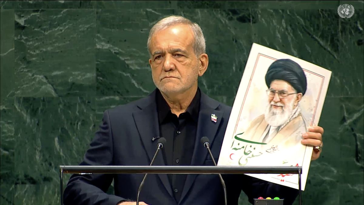Presiden Iran di Sidang PBB Bawa Foto Khamenei: Pemimpin Kami Dibunuh