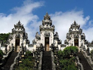 Ke Gate of Heaven Lempuyang Bali? Ini Tips Biar Nggak Antre Lama buat Foto Ikonik