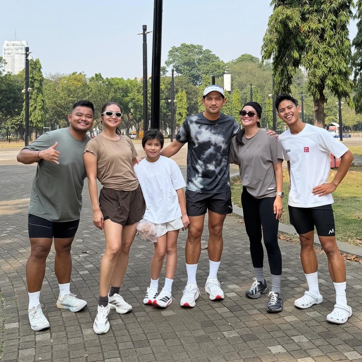 <p>Momen kebersamaan mereka dibagikan Ririn melalui sejumlah foto di Instagram pribadinya. &ldquo;<em>Family run,</em> berjuang bersama,&rdquo; tulis Rini, dikutip dari laman Instagram <em>@riniyulianti,</em> Rabu (23/9/2026).&nbsp;(Foto: Instagram @riniyulianti)</p>