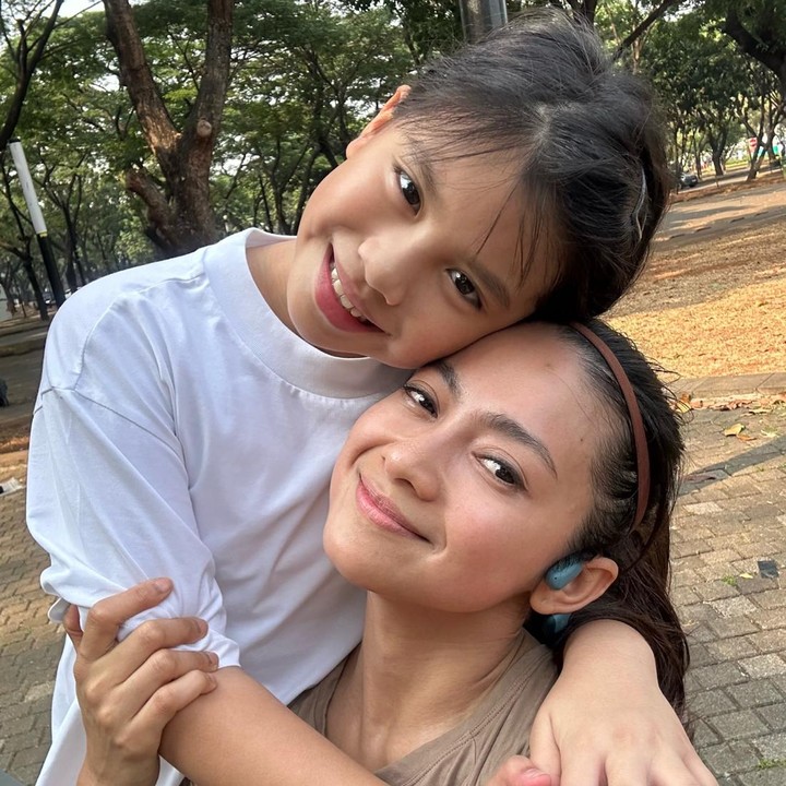 <p>Rini pun mengungkap kebahagiaannya yang bisa berjumpa kembali dengan keluarga setelah sekian lama. &ldquo;Akhirnya berkumpul kembali dengan keluarga di Jakarta,&rdquo; tulis Ririn, disertai emoticon bahagia.&nbsp;(Foto: Instagram @riniyulianti)</p>