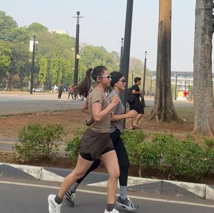 <p>Kepulangannya pun dimanfaatkan untuk melepas rindu bersama keluarga dan orang-orang terdekat. Salah satunya dengan berolahraga bersama sang kakak, Ririn Ekawati, di kawasan Gelora Bung Karno (GBK).&nbsp;(Foto: Instagram @riniyulianti)</p>