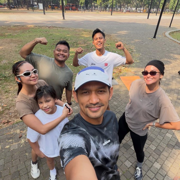 <p>Tak hanya berdua, kakak dan adik ini juga mengajak suami dan anak-anaknya, Bunda. Mereka tampak kompak mengenakan pakaian olahraga dan berlari bersama menikmati waktu di tengah kesibukan masing-masing.&nbsp;(Foto: Instagram @riniyulianti)</p>