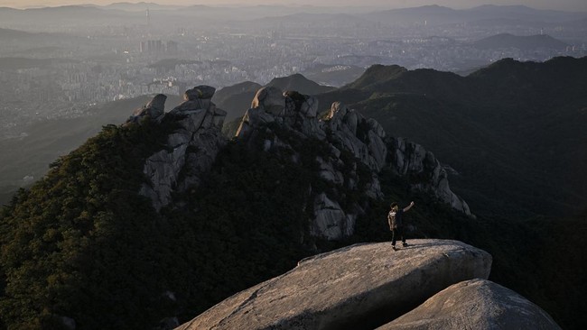 Menikmati Lanskap Megah Seoul dari Ketinggian Bukhansan