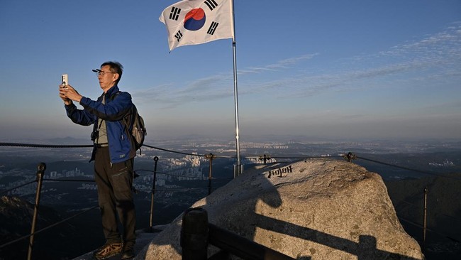 Menikmati Lanskap Megah Seoul dari Ketinggian Bukhansan