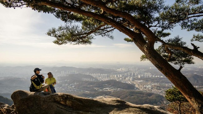 Menikmati Lanskap Megah Seoul dari Ketinggian Bukhansan