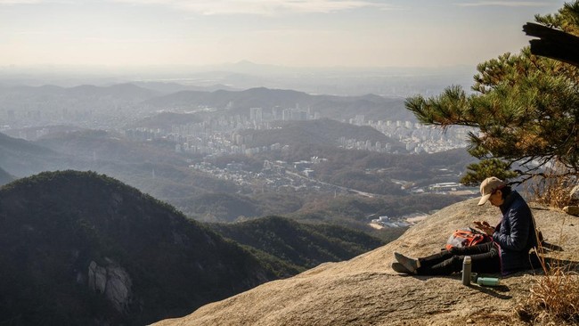 Menikmati Lanskap Megah Seoul dari Ketinggian Bukhansan