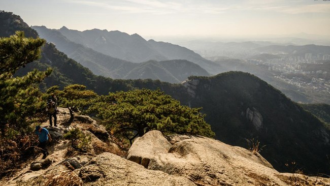 Menikmati Lanskap Megah Seoul dari Ketinggian Bukhansan