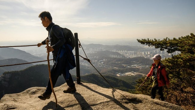 Menikmati Lanskap Megah Seoul dari Ketinggian Bukhansan