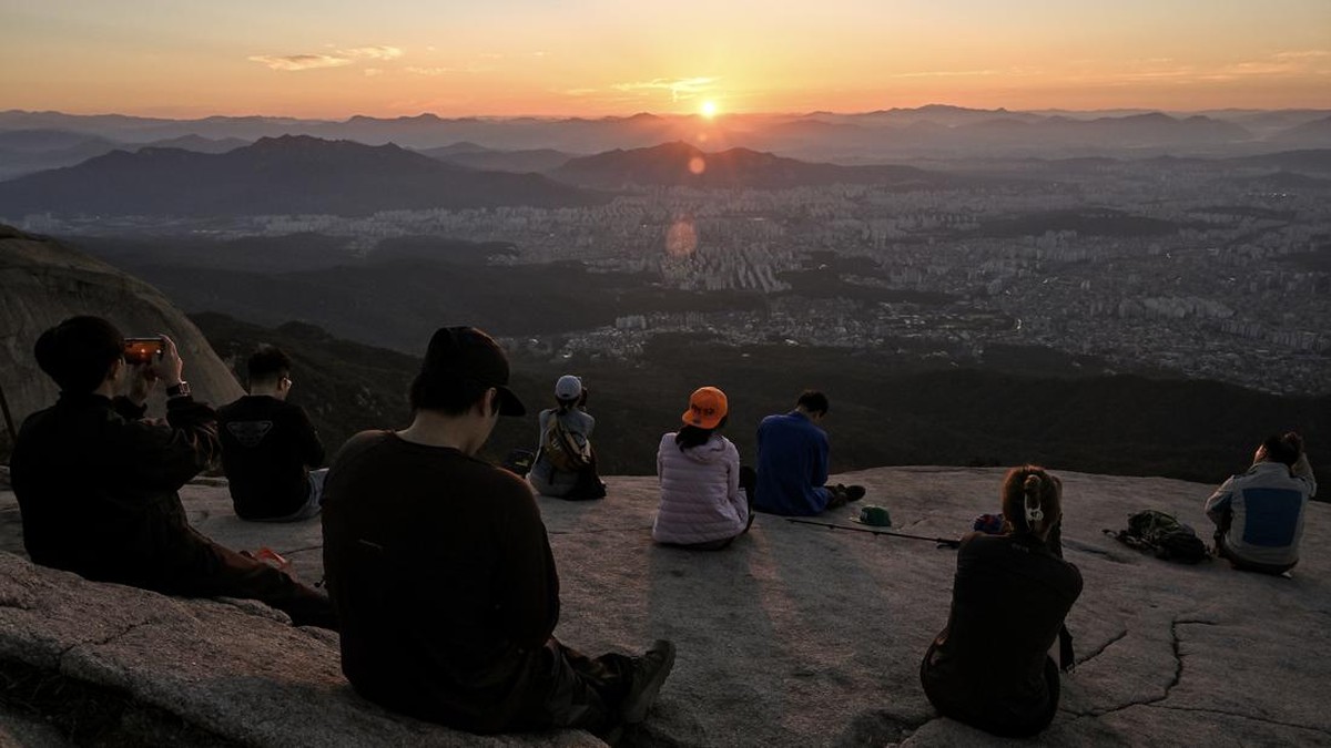 Menikmati Lanskap Megah Seoul dari Ketinggian Bukhansan
