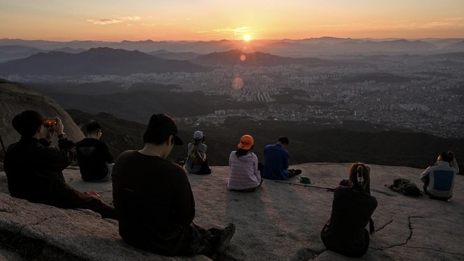 Menikmati Lanskap Megah Seoul dari Ketinggian Bukhansan