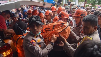 Tim SAR gabungan memindahkan jenazah korban banjir bandang di RSUD Arosuka, Solok, Sumatera Barat, Selasa (22/9/2026).