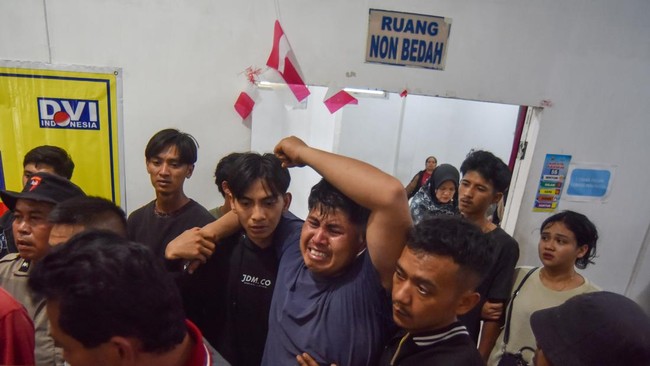 Keluarga korban histeris saat jenazah saudaranya yang hanyut akibat banjir bandang ditemukan dan dibawa ke RSUD Arosuka, Solok, Sumatera Barat.