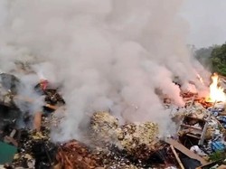 TPA Ilegal di Pinang Kota Tangerang Kebakaran
